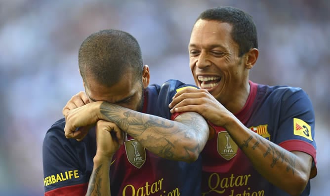 El del Barcelona FC Daniel Alves (i) celebra el gol que marcado con su compañero de equipo Adriano, durante el amistoso entre el FC Barcelona contra el Hamburgo SV en el estadio Arena de Hamburgo