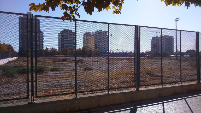 Imagen del solar donde se ubicarían los talleres de la T2 en Amado Granell