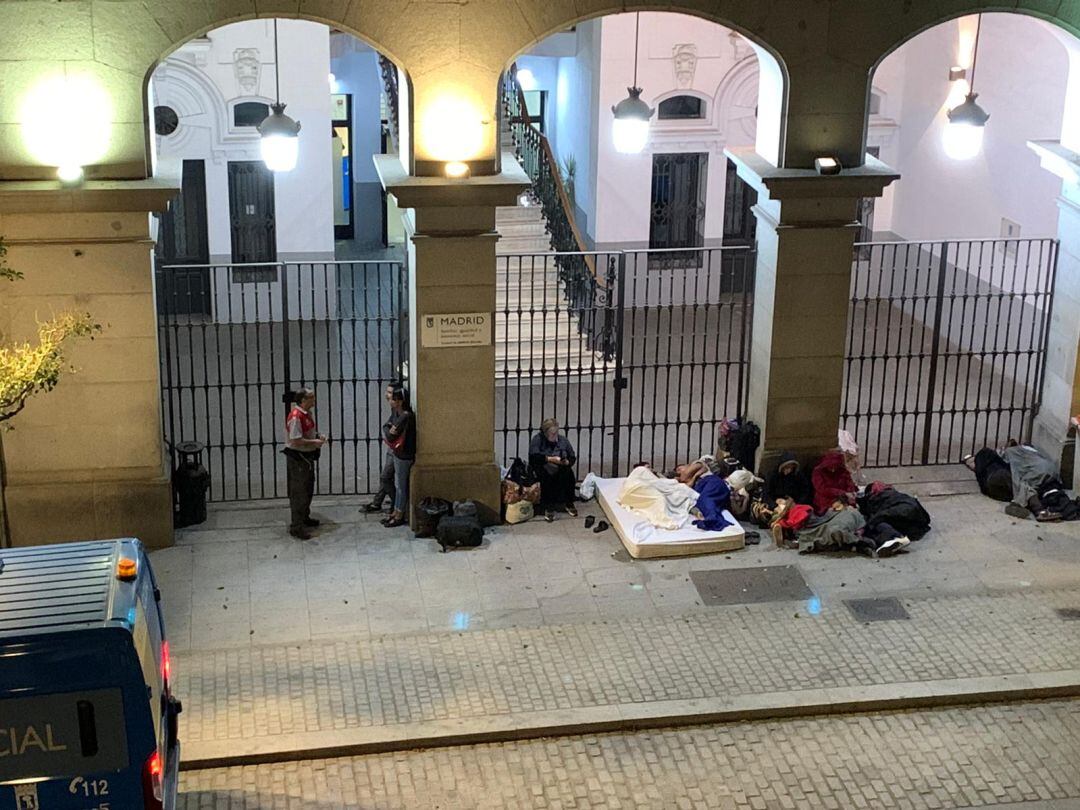 Dos adultos y tres menores han vuelto a pasar la noche a las puertas del Samur Social