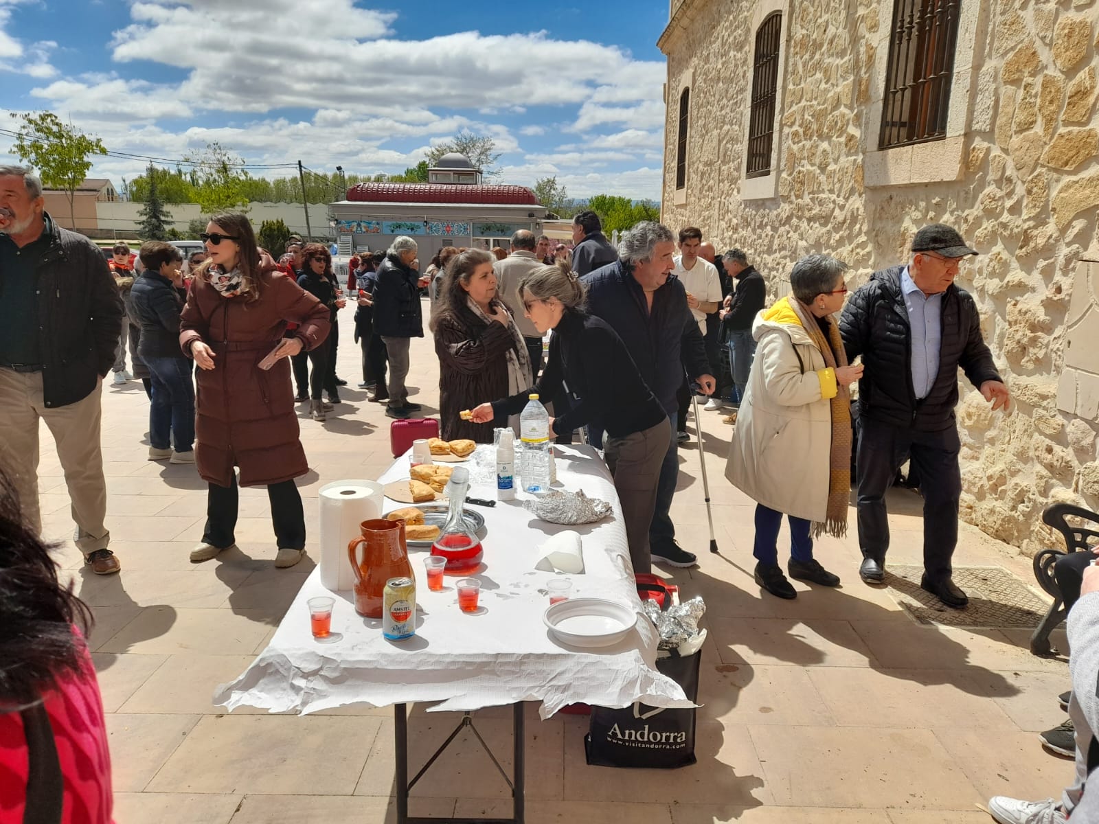 Almuerzo tradicional de la romería de San Marcos 2024 tras la Misa en la ermita de la Virgen de las Viñas