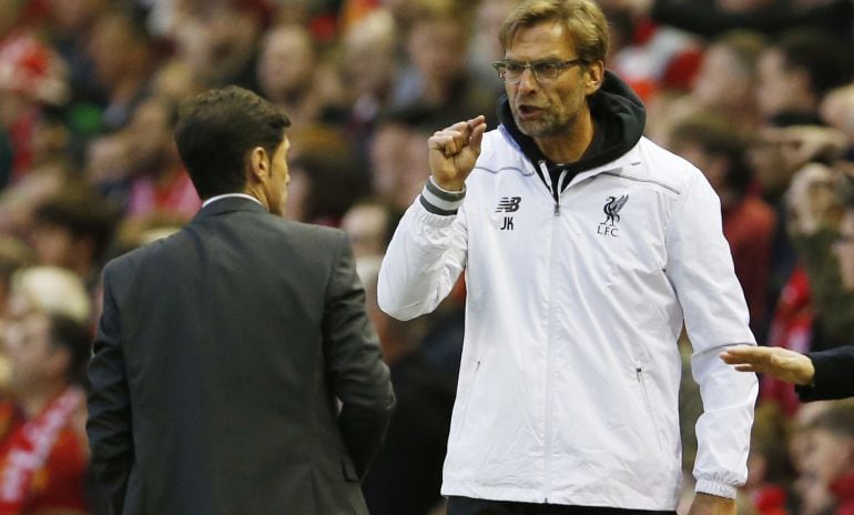 Klopp y Marcelino discuten en el terreno de juego tras manetener una tensa conversación