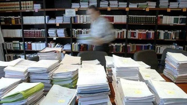 Documentos apilados en una sede administrativa