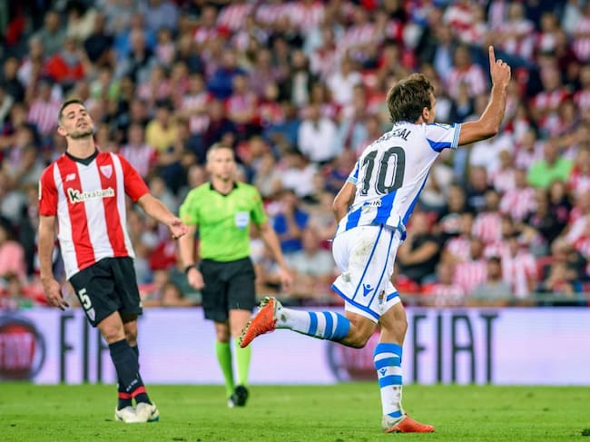 El centrocampista de la Real Sociedad Mikel Oyarzabal celebra su gol, tercero del equipo ante el Athletic de Bilbao, durante el partido de la octava jornada de Liga en Primera División que se juega esta noche en San Mamés.