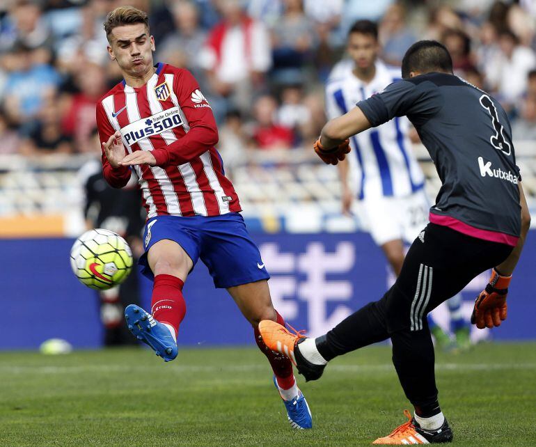 Rulli despeja el balón ante el delantero francés del Atlético de Madrid Antoine Griezmann