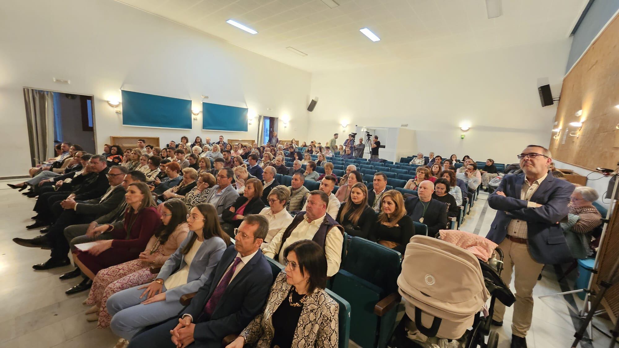 Público asistente en el Salón de actos de la Casa de la Cultura, para el pregón de la Semana Santa de Jódar 2025, por Justi Moreno López