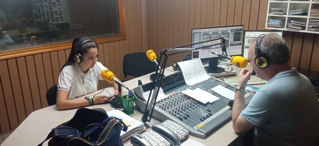 Andrea, en los estudios de Radio villena