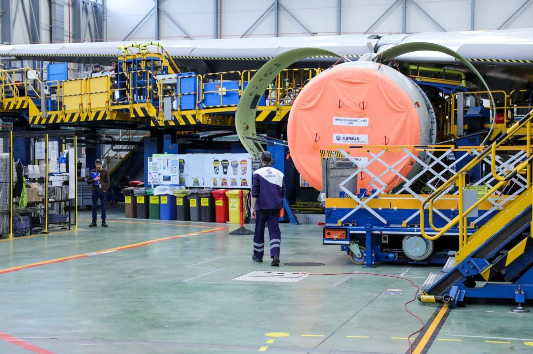 Dos operarios de la Compañía Airbus durante labores de mantenimiento a un avión de la compañía en la planta de Airbus en Getafe.