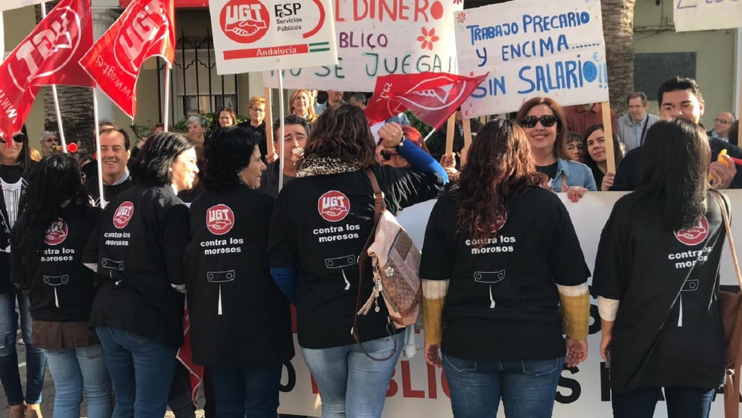 Concentración ante la sede consistorial de La Puerta de segura en la mañana del lunes 22 de octubre