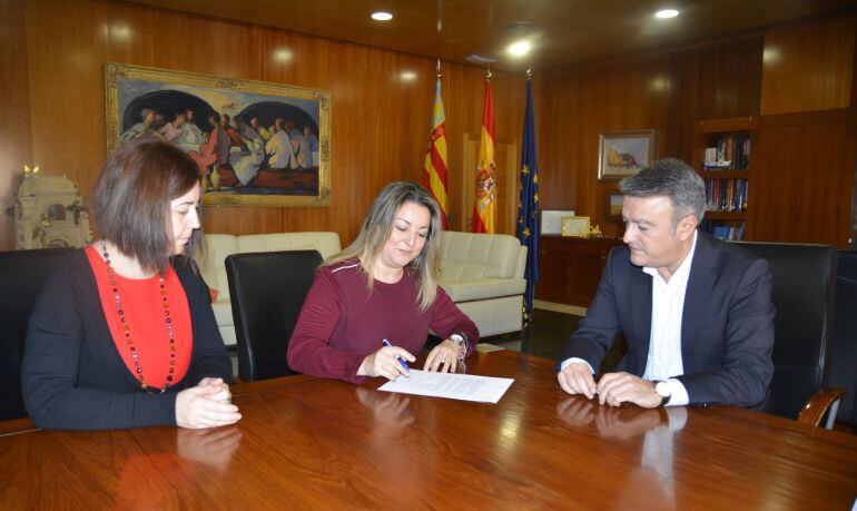 Firma de convenio con el centro asociado de la UNED de Dénia.