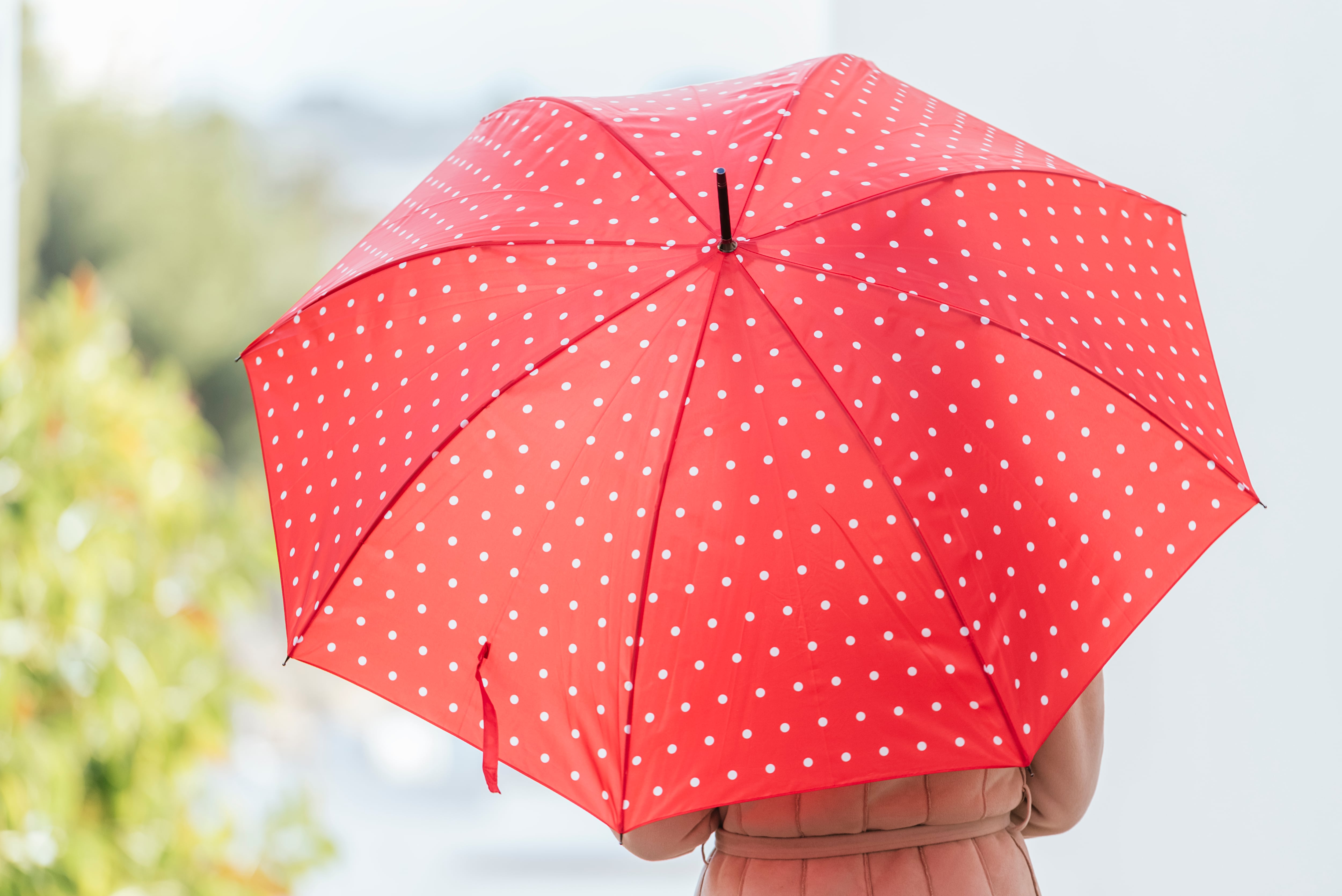 Una mujer se protege de la lluvia (Getty Images)