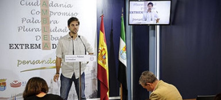 älvaro Jaén, en una rueda de prensa en la Asamblea