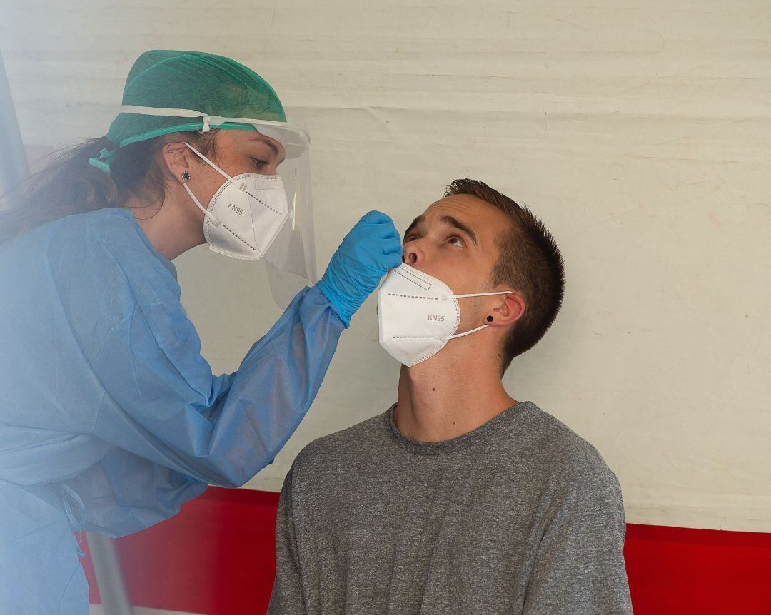 Un joven se hace una prueba