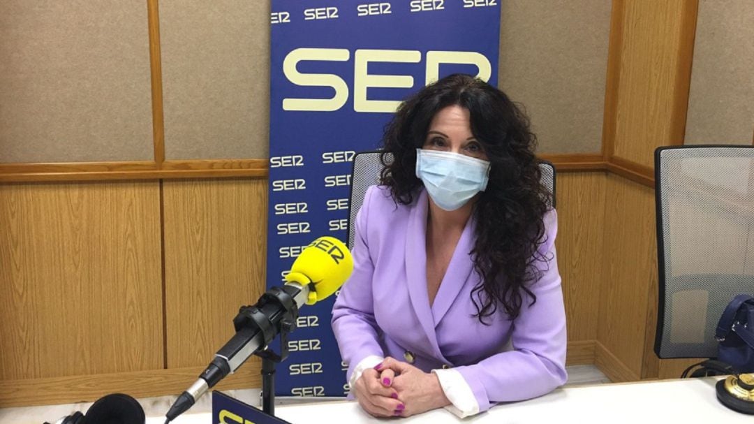 Rocío Ruiz en un estudio de Radio Sevilla