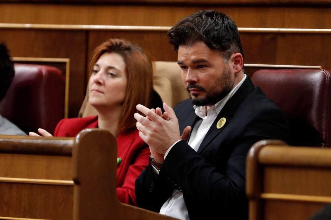 Los diputados de ERC, Gabriel Rufián y Carolina Telechea (i), durante el discurso del candidato a la Presidencia del Gobierno, Pedro Sánchez