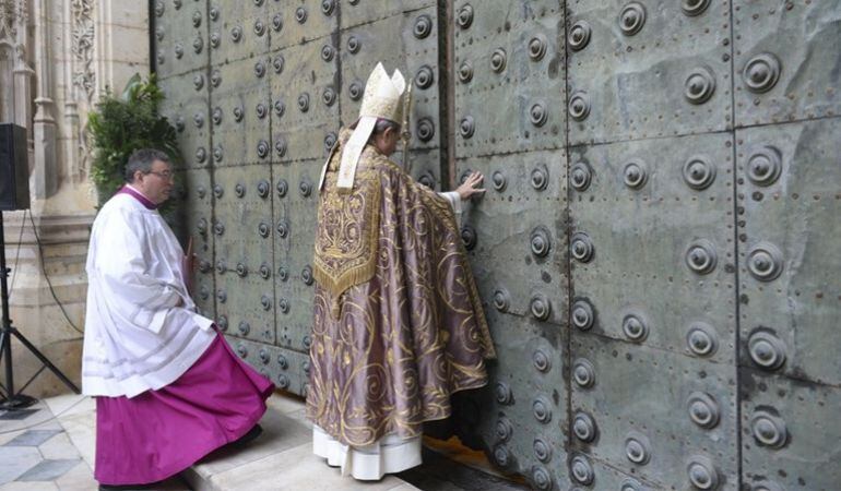 El arzobispo de ateSevilla, Juan José Asenjo Pelegrina, abre la puerta de la Asunción de la Catedral hispalense al Año de la Misericordia