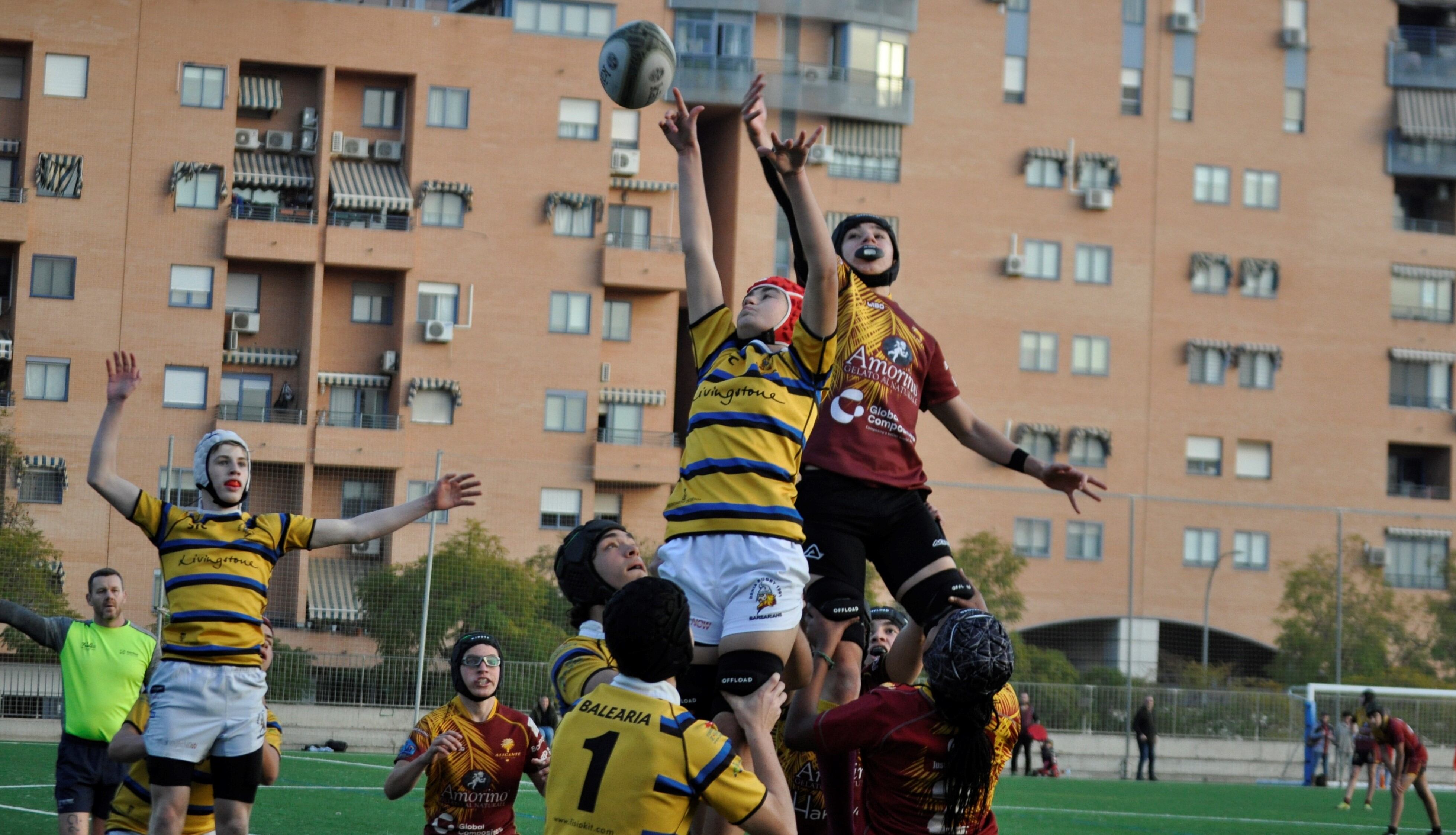 Salto en lucha por el balón en el partido Montcada-Dénia.