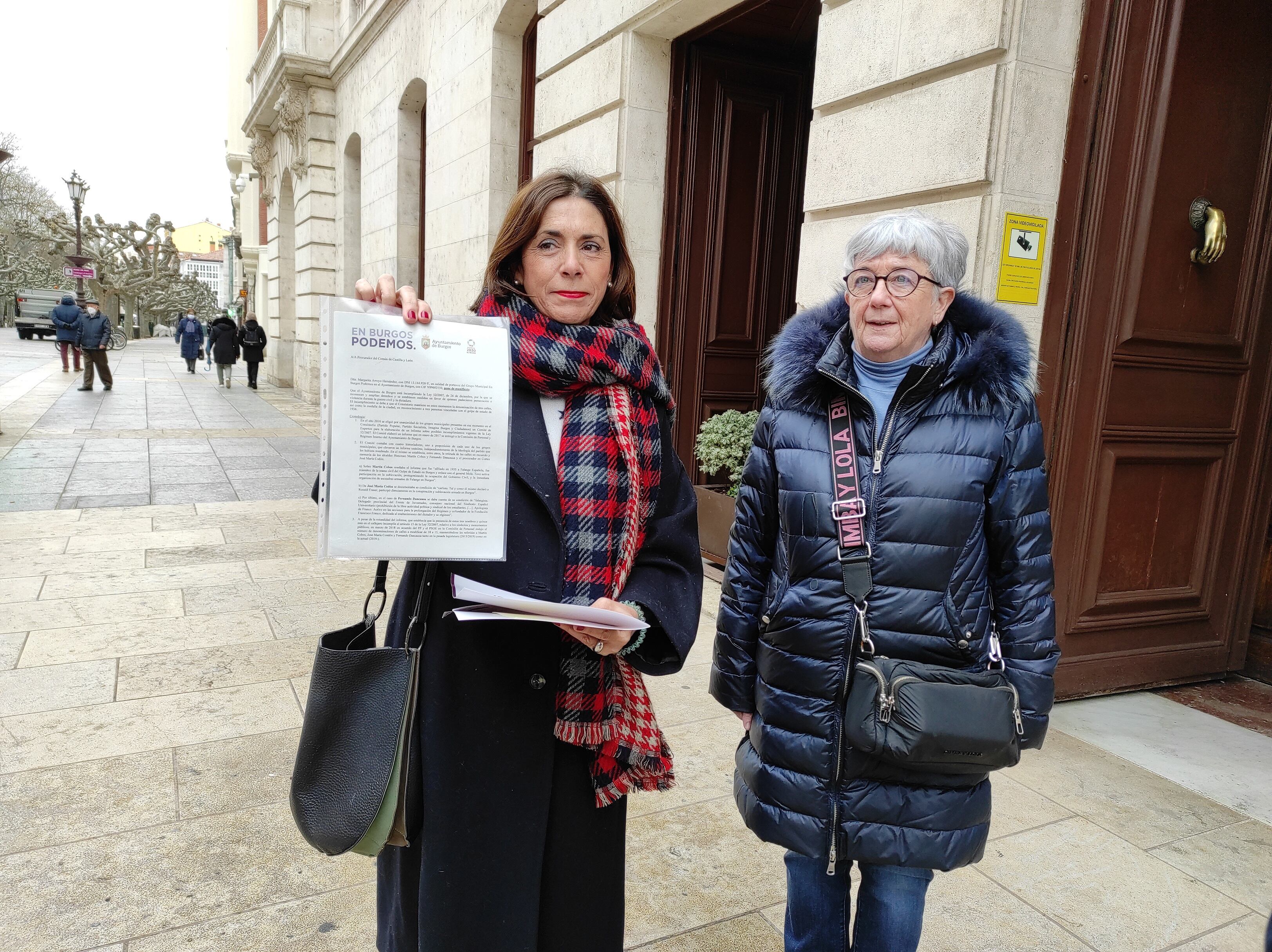 Margarita Arroyo (izda) e Isabel Arribas, concejalas de Podemos en el Ayuntamiento de Burgos,