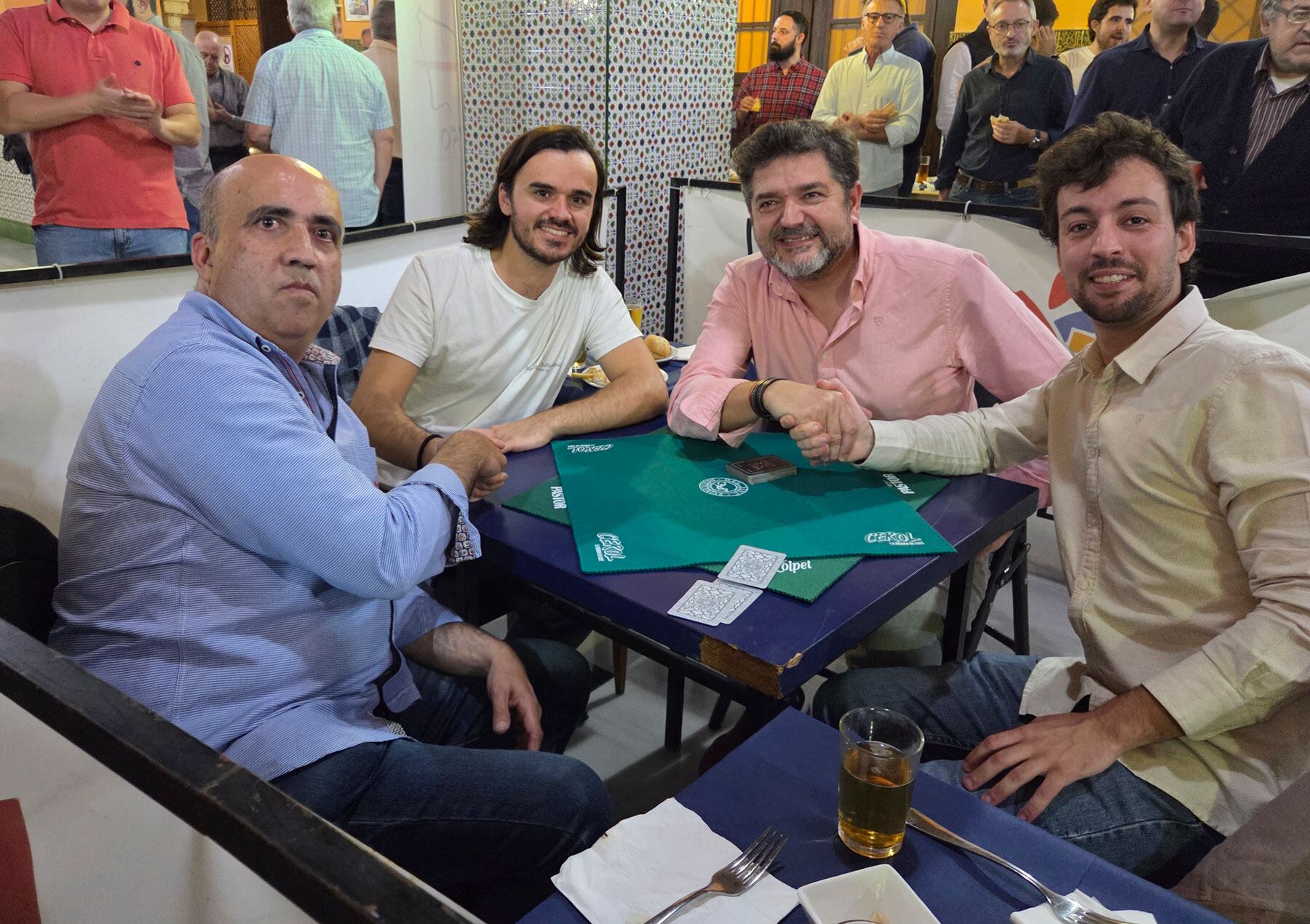 Los componentes de las dos parejas se dan la mano una vez finalizada la partida decisiva