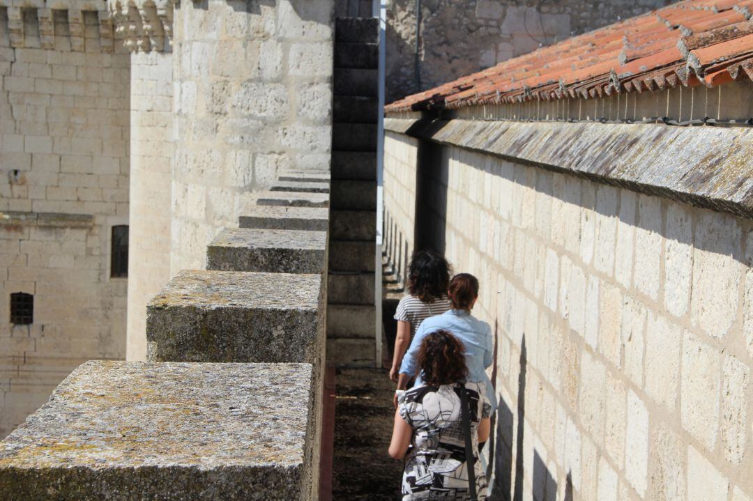 Visitantes en el castillo de Cuéllar