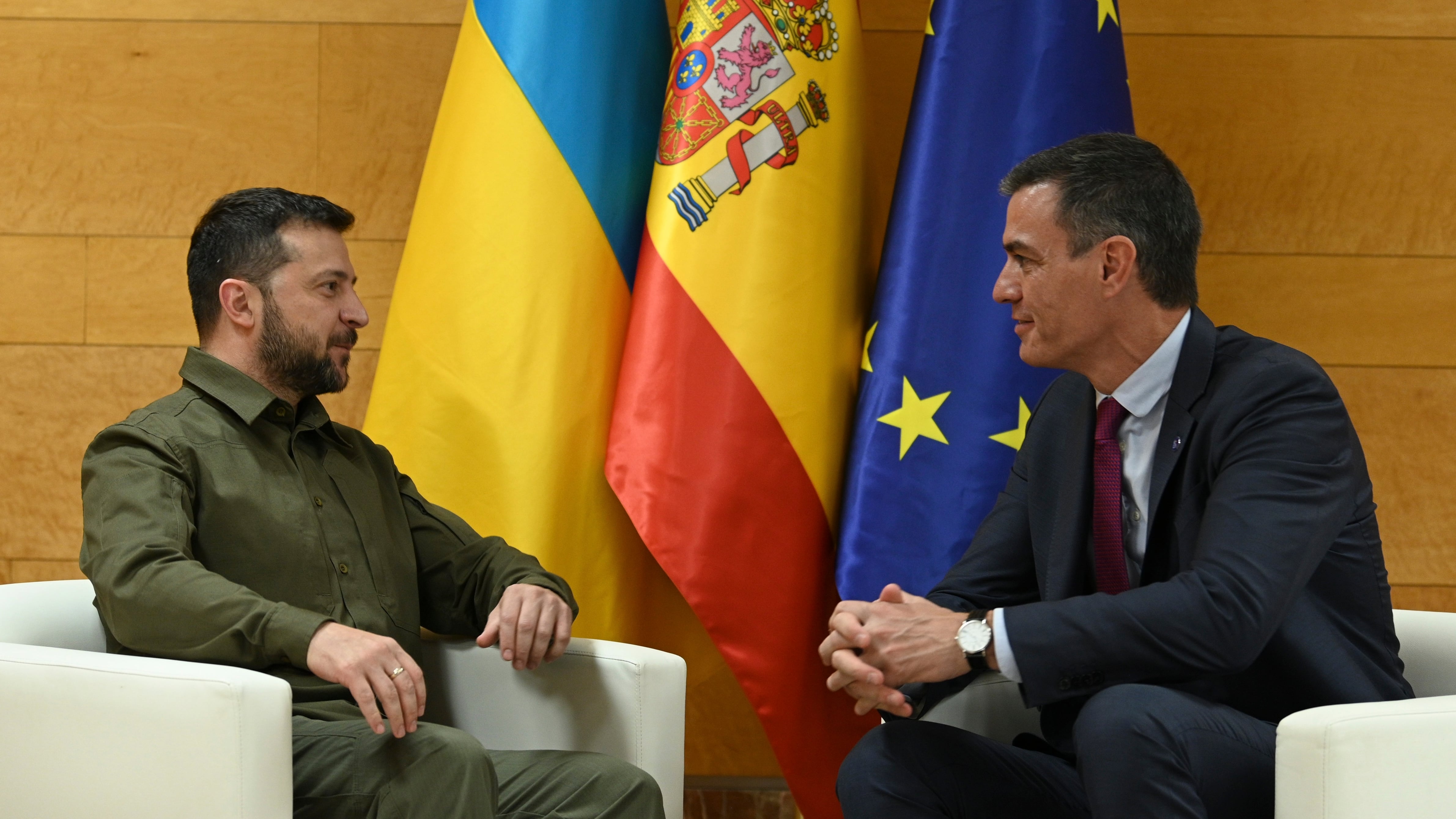 GRANADA, 05/10/2023.- El presidente del Gobierno en funciones, Pedro Sánchez (d) conversa con el presidente de Ucrania, Volodímir Zelenski (i) durante un encuentro bilateral con motivo de la III Cumbre de la Comunidad Política Europea (CPE), que se celebra este jueves en Granada. EFE/Moncloa POOL /Borja Puig de la Bellacasa SOLO USO EDITORIAL/SOLO DISPONIBLE PARA ILUSTRAR LA NOTICIA QUE ACOMPAÑA (CRÉDITO OBLIGATORIO)
