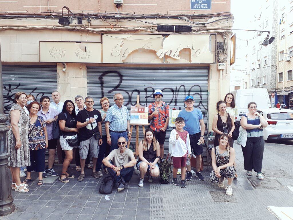 Vecinos del barrio de Orriols, en València, salen a pintar en las esquinas donde más delincuencia suele haber para &quot;recuperar el espacio público&quot;