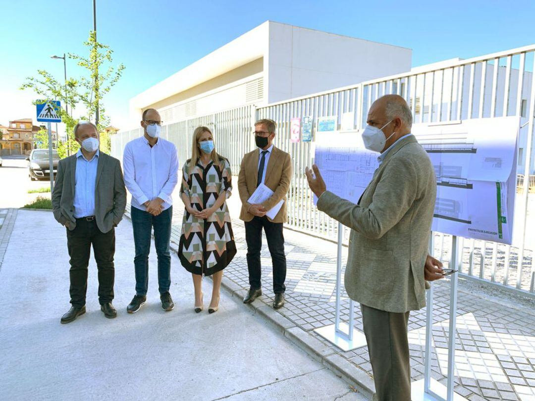 Visita de responsable de la Junta al solar donde se construirá el nuevo instituto de Maracena (Granada)