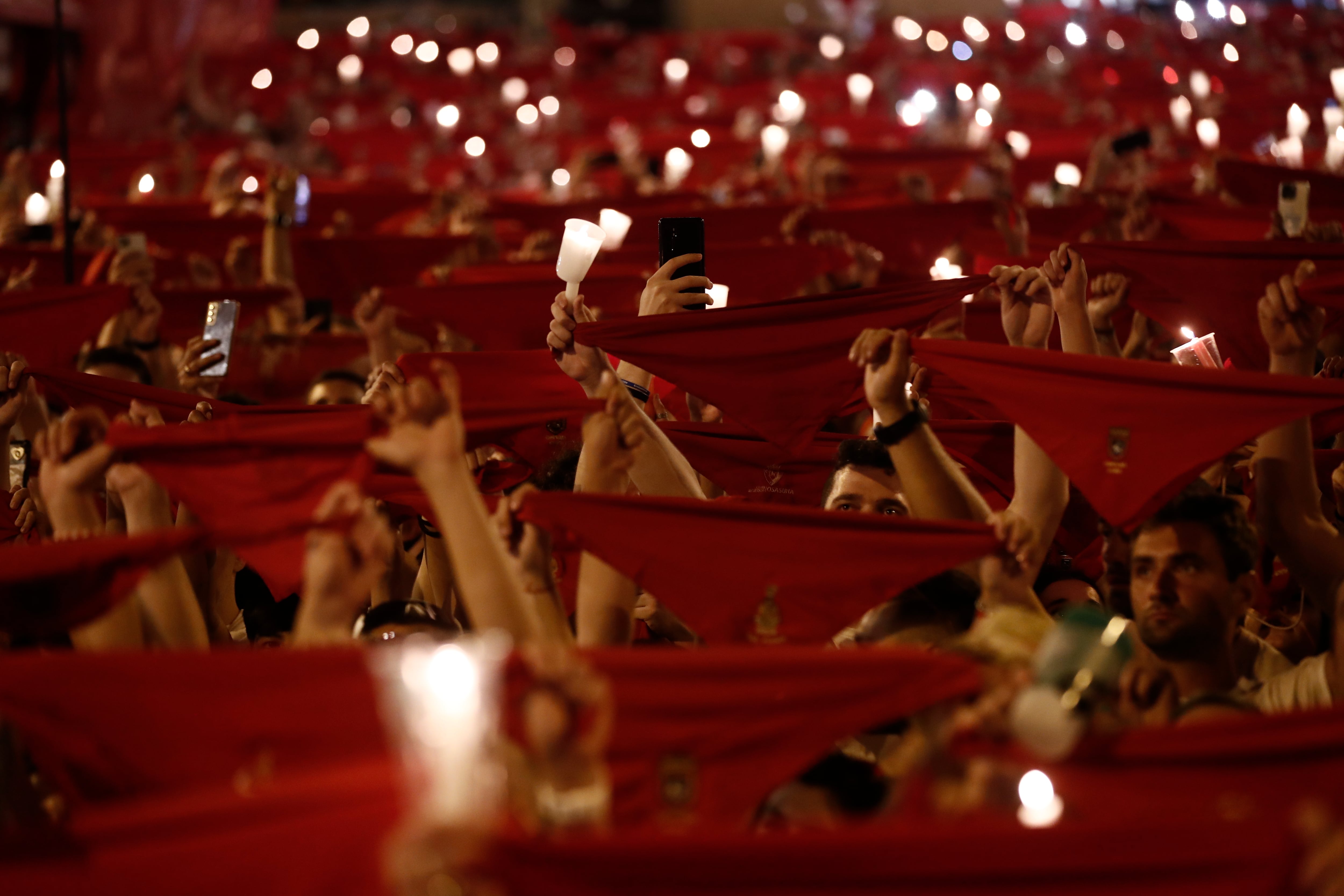 Miles de personas entonan en la Plaza del Ayuntamiento de Pamplona el tradicional &quot;Pobre de mí&quot; para despedir así los Sanfermines 2023, un cántico triste que han combinado con el &quot;ya falta menos&quot; que inicia la cuenta atrás para las fiestas del 2024.