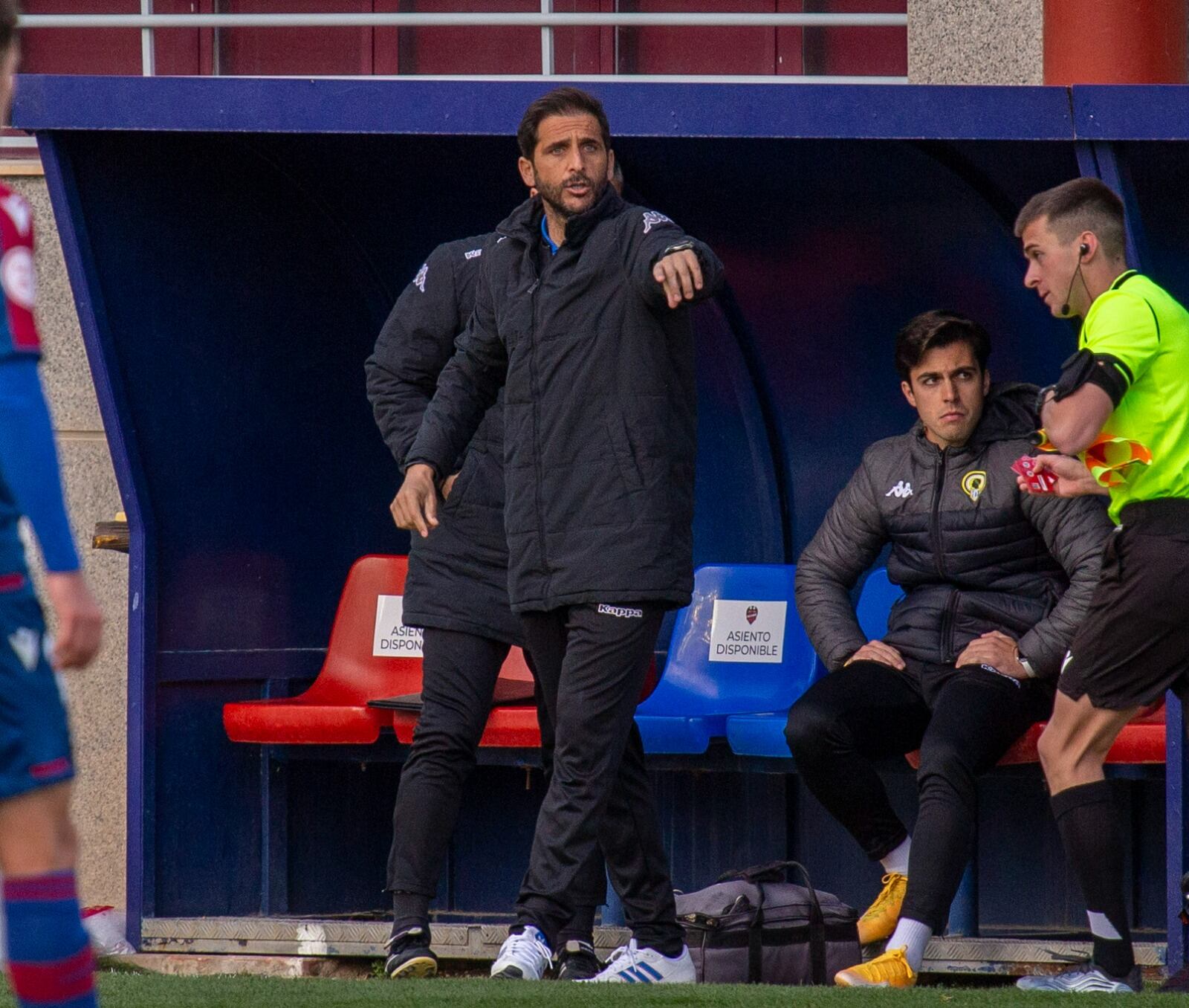 El entrenador del Hércules, Sergio Mora, durante el transcurso del partido ante el Atlético Levante