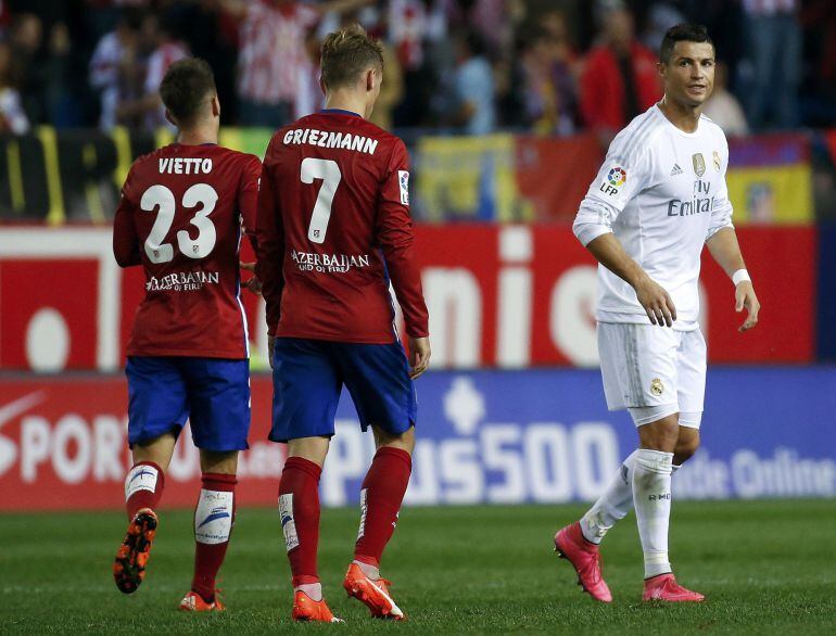 Cristiano mira enfadado a Griezmann y Vietto al final del partido