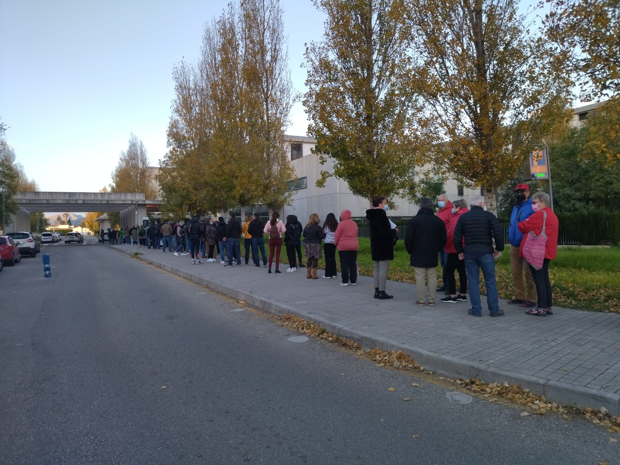 Imagen de archivo de jornada de puertas abiertas de vacunación COVID en el Hospital de Dénia.