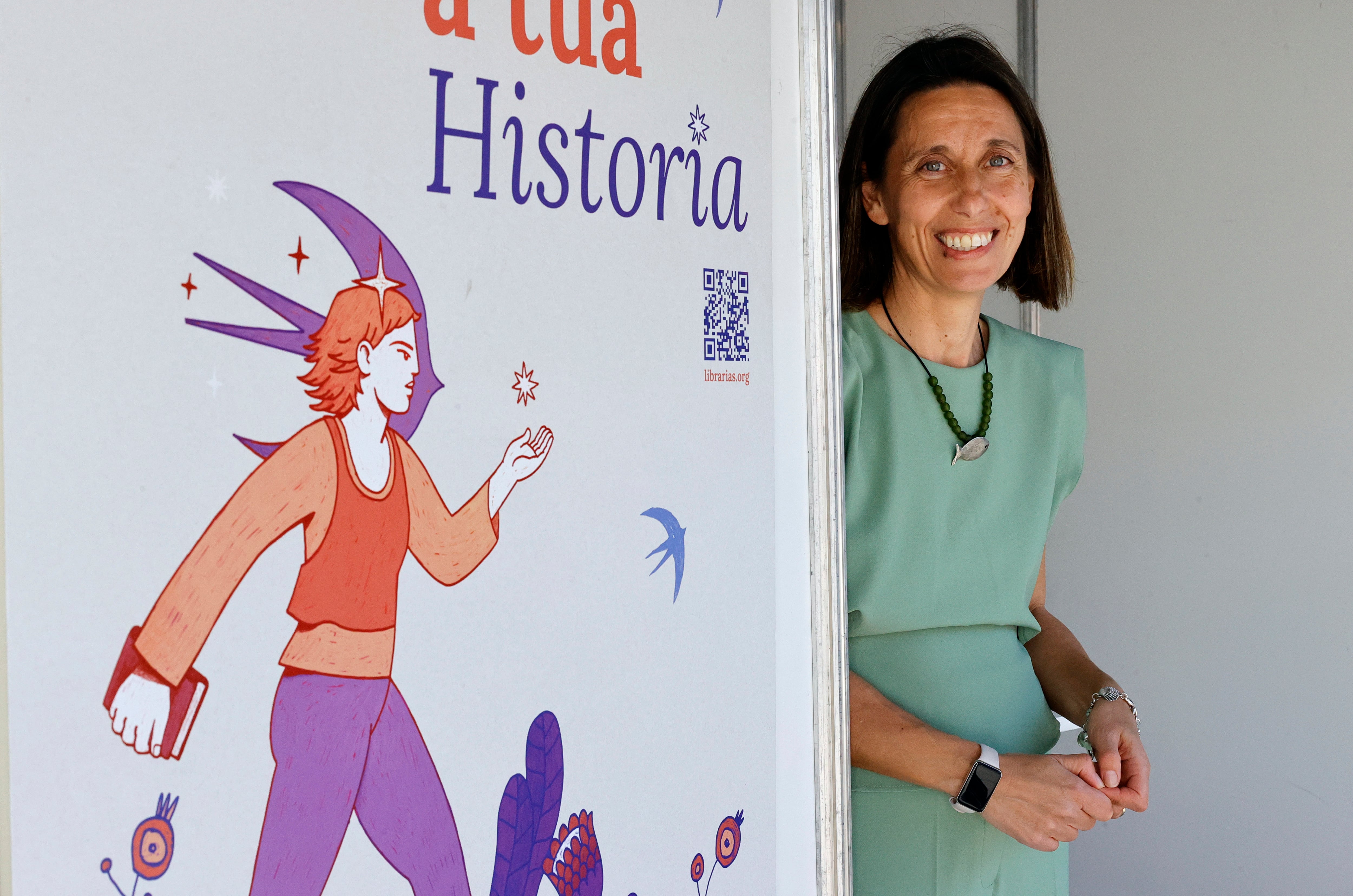 La escritora Rosa Aneiros, en plena promoción de su último libro “A noite das cebolas”, que le lleva a la feria del libro de Ferrol, primera de la temporada en Galicia (foto: Kiko Delgado / EFE)