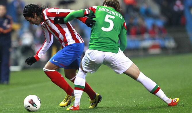 El delantero colombiano del Atlético de Madrid Radamel Falcao disputa el balón con el jugador del Athletic Fernando Amorebieta durante el partido correspondiente a la vigésimo novena jornada de la Liga BBVA