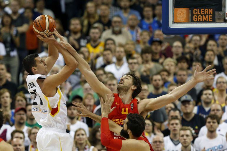 GRA313. BERLÍN, 10/09/2015.- El pívot español de baloncesto, Pau Gasol (c) junto al ala-pívot Nikola Mirotic (d) lucha por el balón con el jugador de la selección alemana, Paul Zipser (i) durante el partido del grupo B del Eurobasket 2015 entre Alemania y