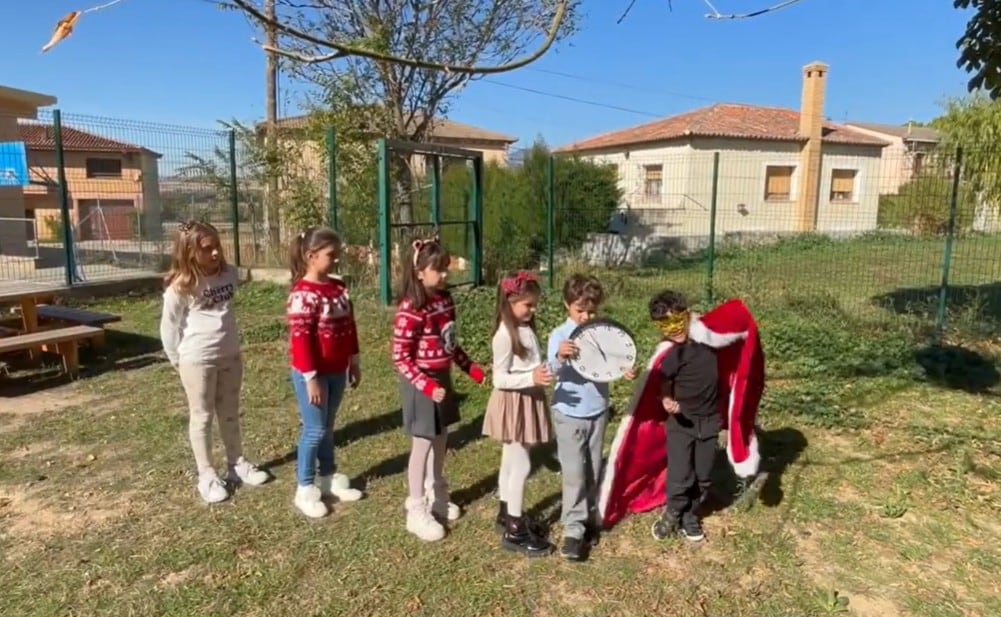 Los niños del colegio Virgen de la Soledad de Bolea, en la representación del cuento que se grabó en vídeo