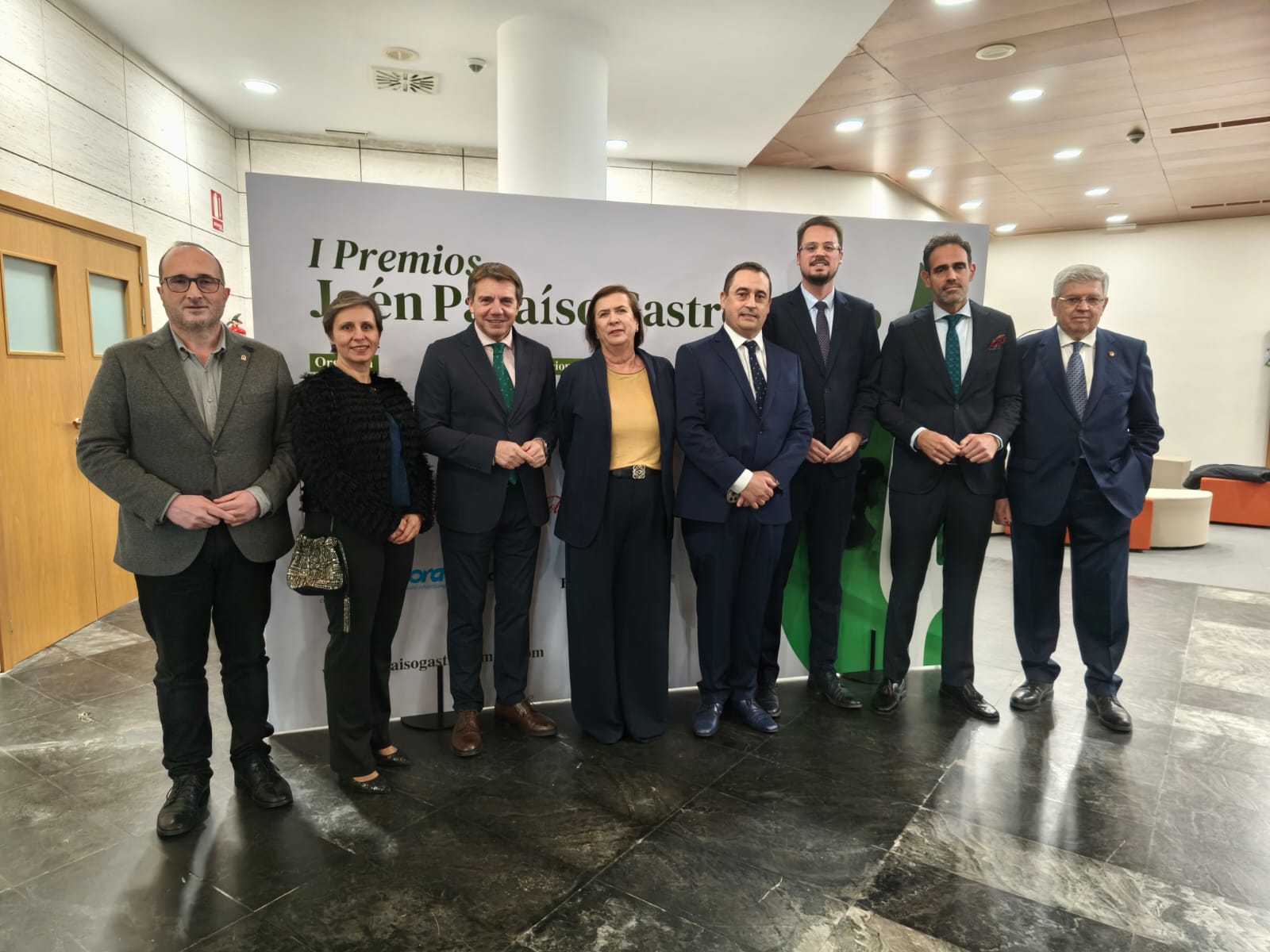 Representantes institucionales en el Palacio de Congresos de Jaén (IFEJA) durante la celebración de los Premios Provinciales Jaén Paraíso Gastronómico.