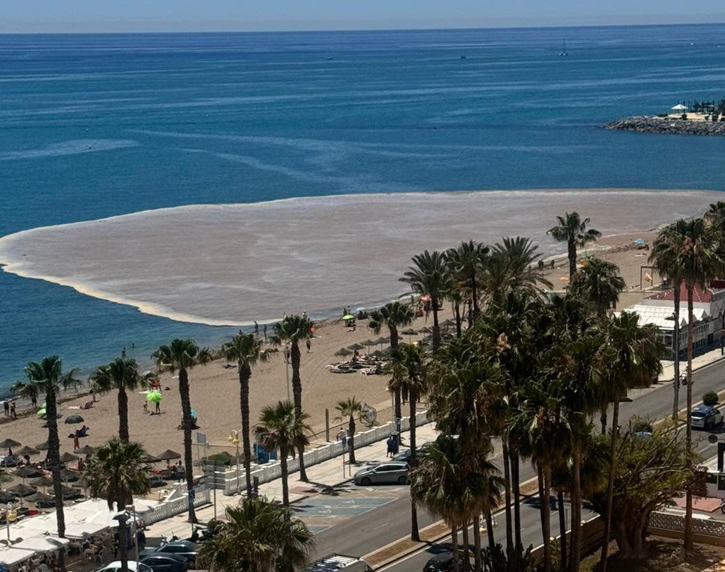 La mancha en aguas de Benalmádena este lunes