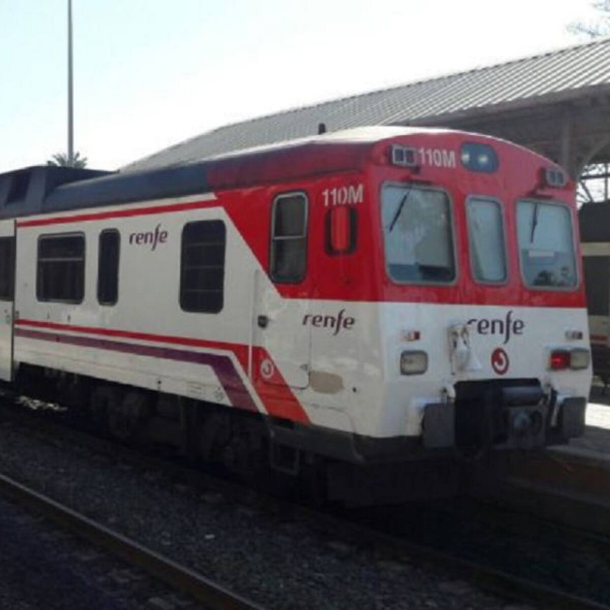 El cierre de la línea de cercanías Murcia-Águilas por las obras del AVE divide a los vecinos de Lorca