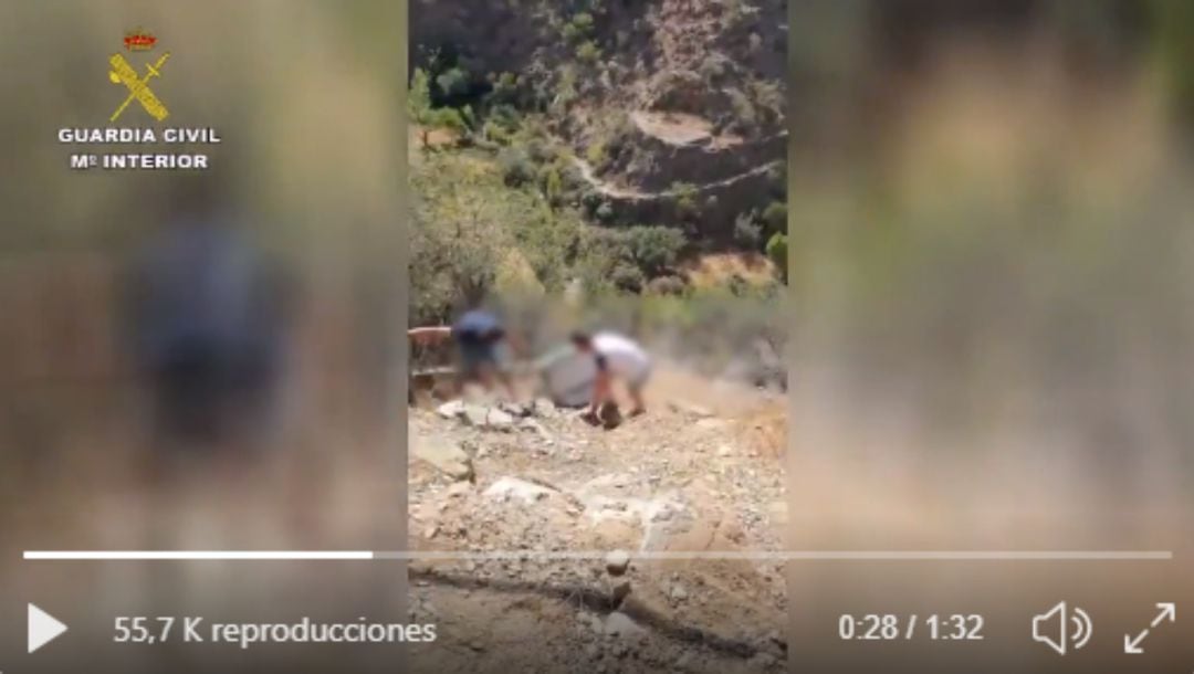 Captura del vídeo en el suben el frigorífico por el barranco que lo habían arrojado.