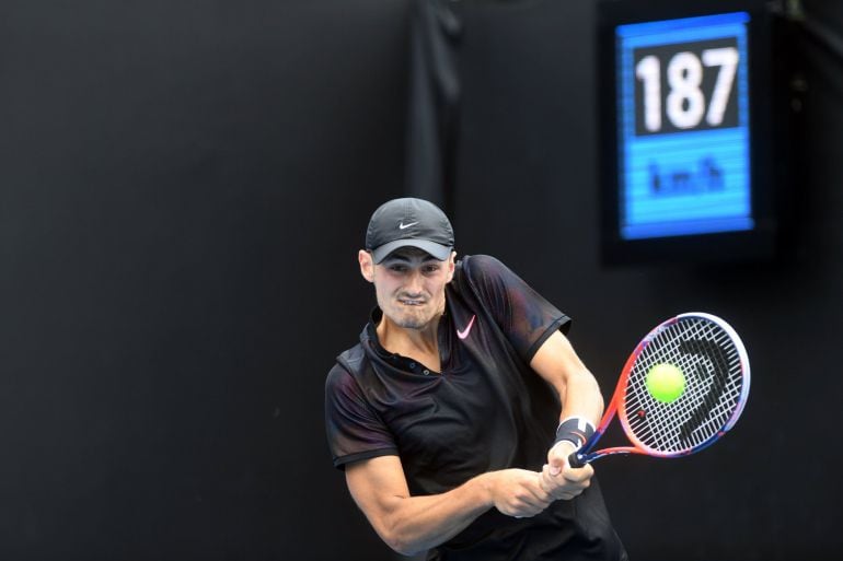 Bernard Tomic devuelve la bola en el partido ante Sonego en el Open de Australia