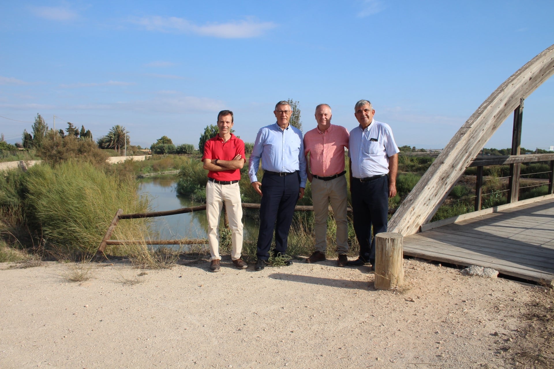 El subdelegado del Gobierno en Alicante, Carlos Sánchez, y el presidente de la CHS, Mario Urrea, visitan las actuaciones de mantenimiento y conservación del río Segura.