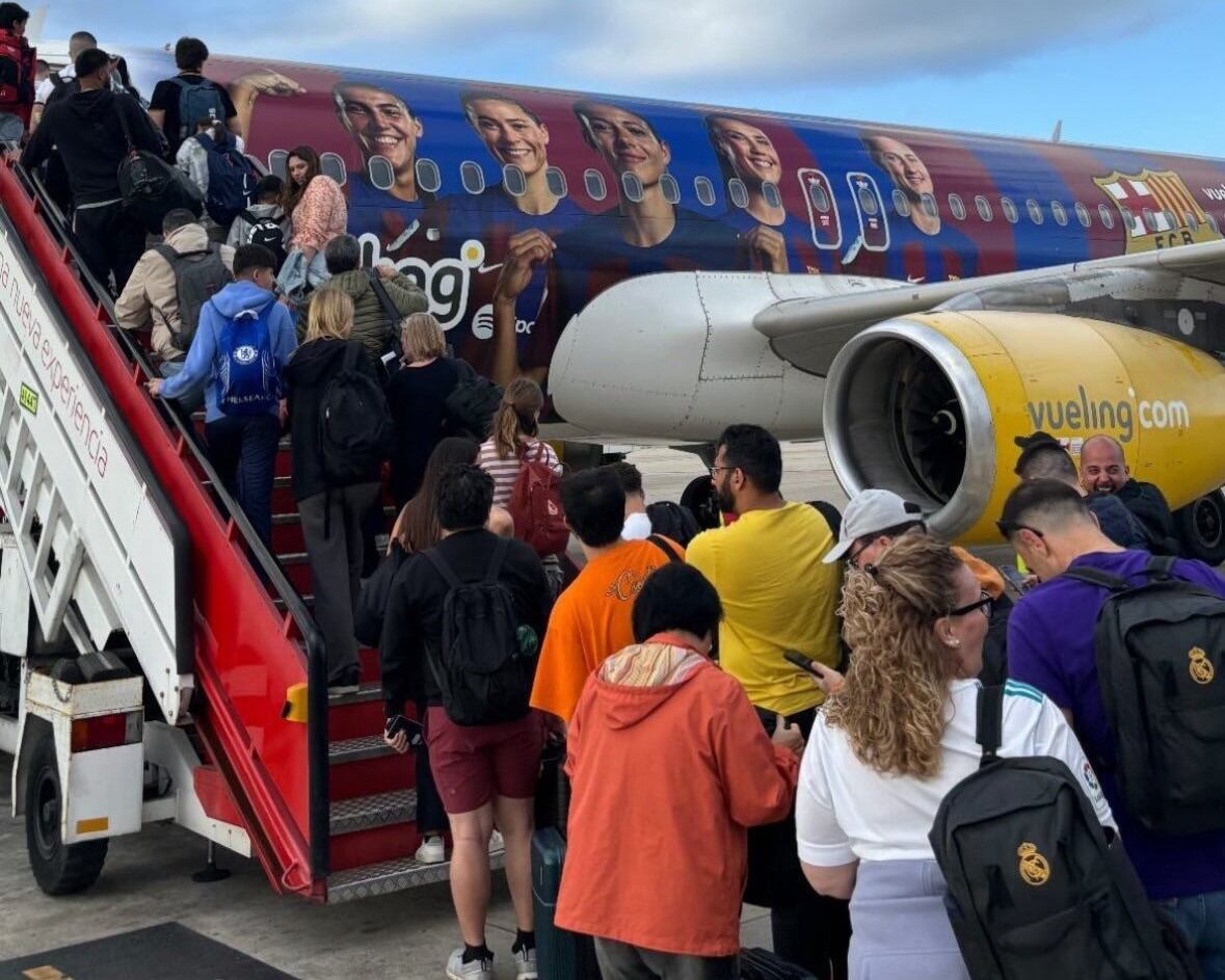 Aficionados del Real Madrid viajan a Londres en un avión decorado con los colores del FC Barcelona/ @ipoletee vía X