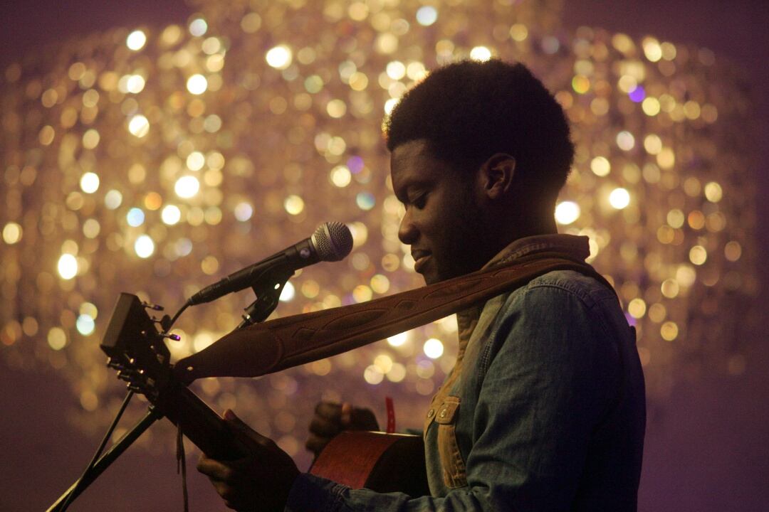 Michael Kiwanuka en los inicios de su carrera en una foto de 2011