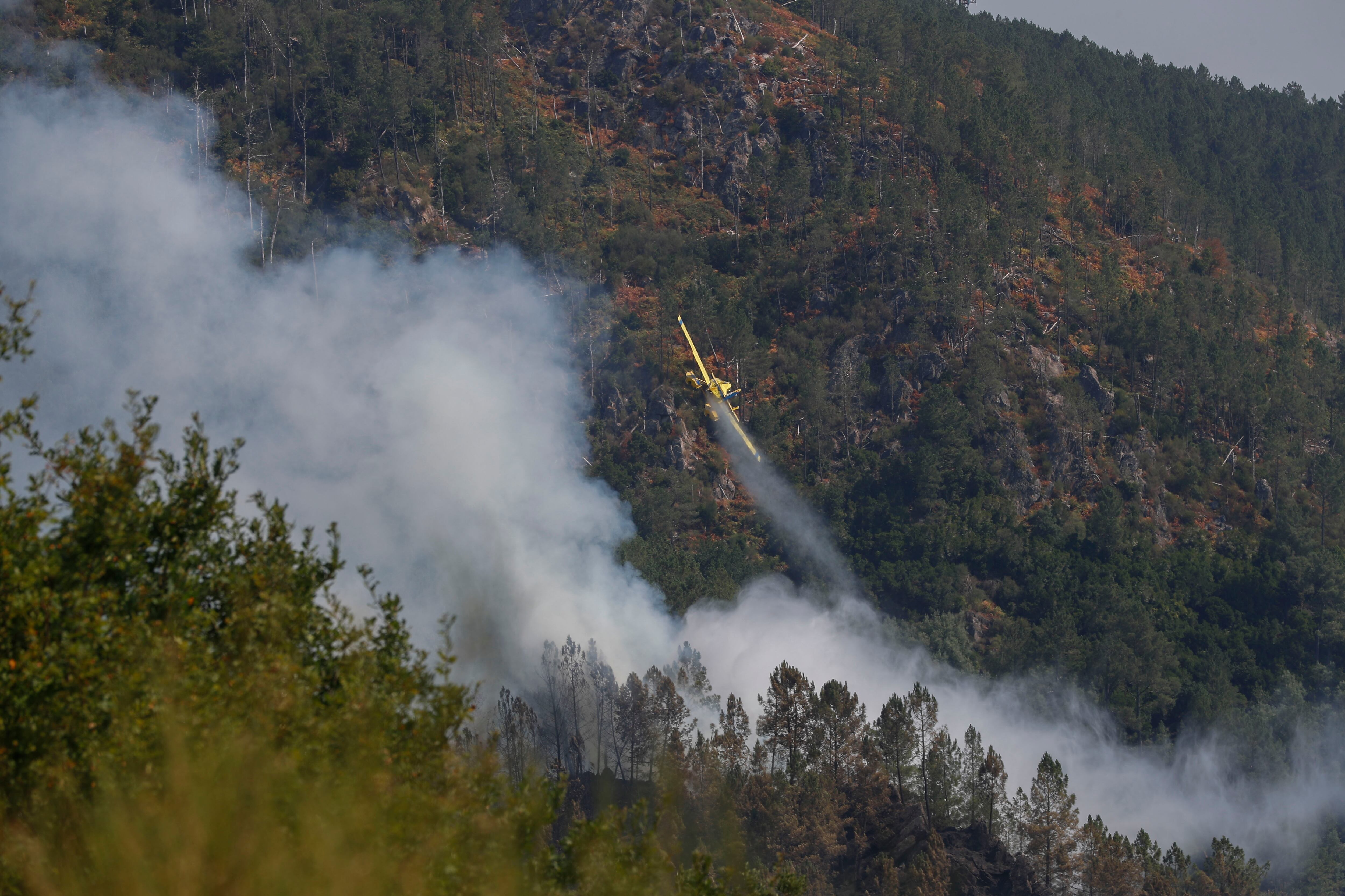 CARBALLEDO (LUGO), 22/08/2025.- Humo procedente del incendio de la parroquia de A Cova (Lugo) que afecta a unas 50 hectáreas y está prácticamente bajo control. EFE/ Eliseo Trigo