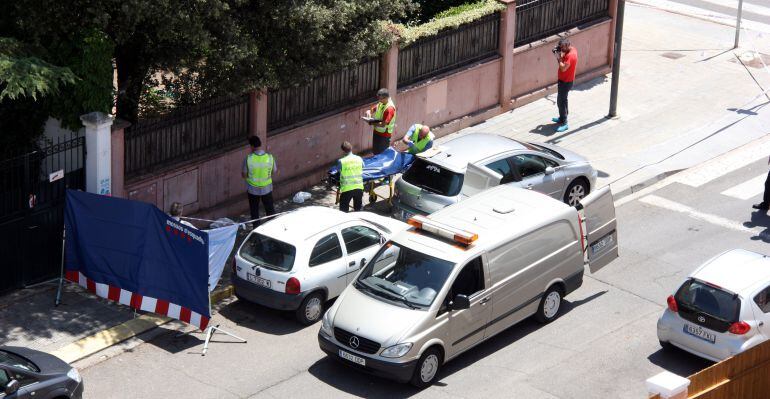 Els serveis funeraris s'enduen el cos de l'home