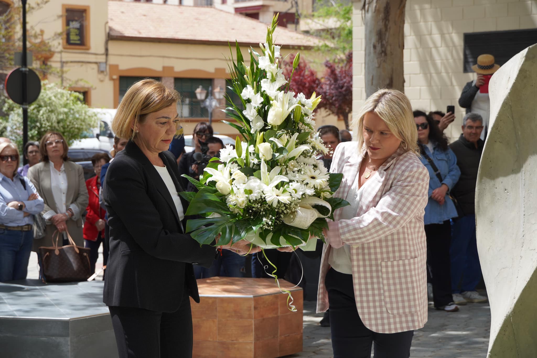 La alcaldesa Seve González y Marimar Blanco,  presidenta de la Fundación Miguel Ángel Blanco, depositando un ramo de flores en el monolíto dedicado a las victimas del terrorismo