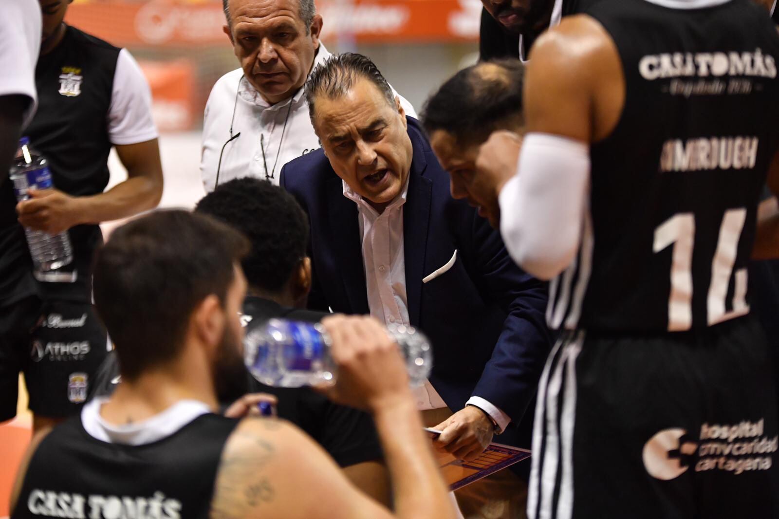 Gustavo Aranzana da instrucciones durante un partido