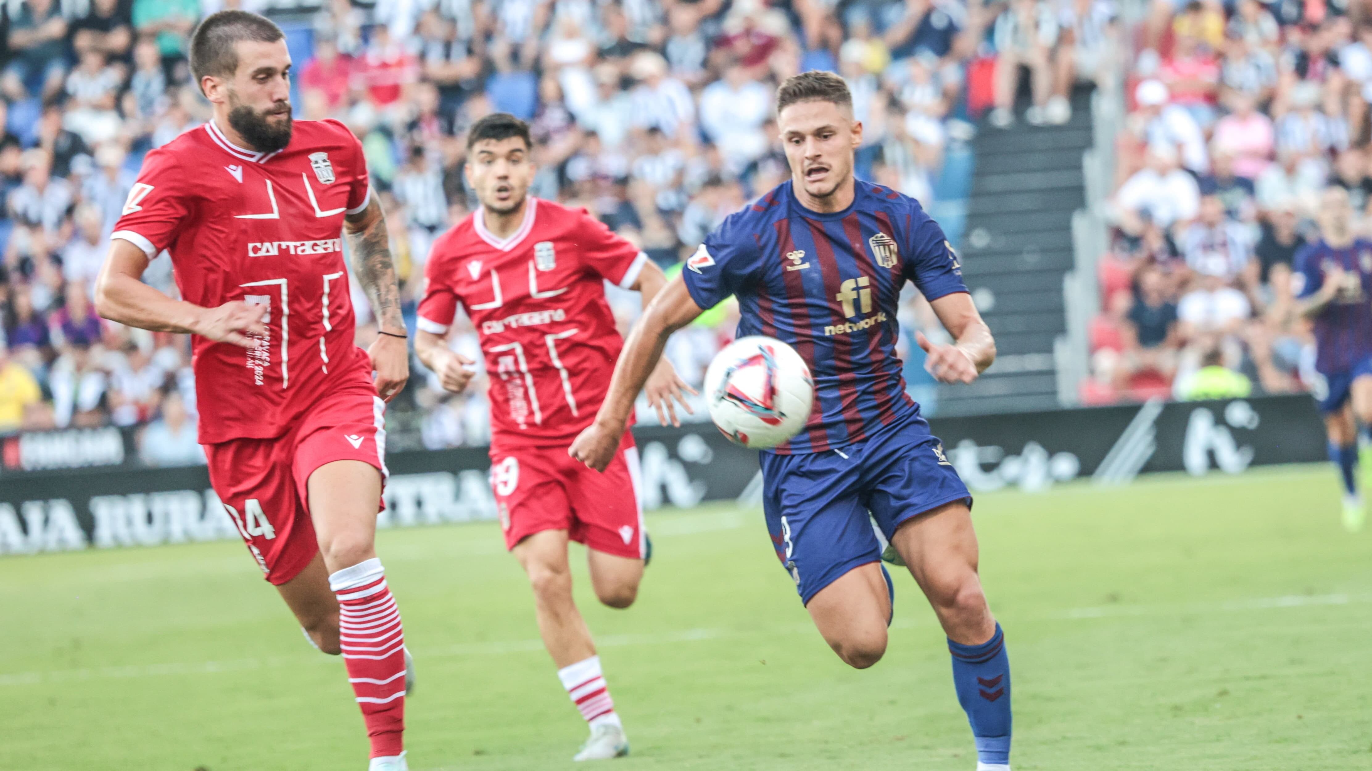 Nacho Quintana pugna por un balón