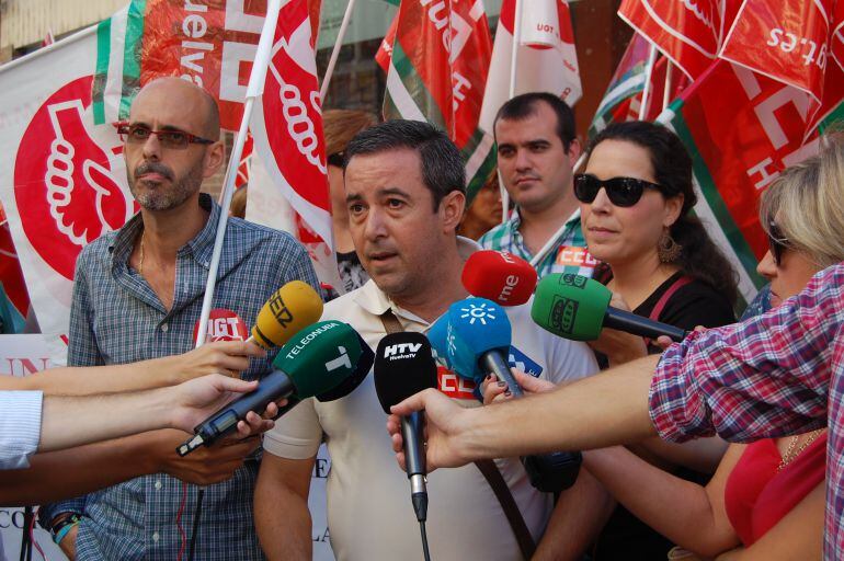 Juan Carlos Liébana (CCOO) atiende a los medios en Huelva, junto a Fernando Parrillo, de UGT (izq.)