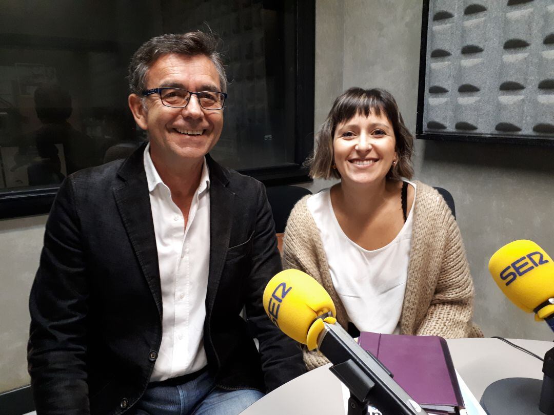 Jesús Lucas, encargado de impartir del curso, junto a Vanessa Hortas, responsable de 'Eibar Coworking'