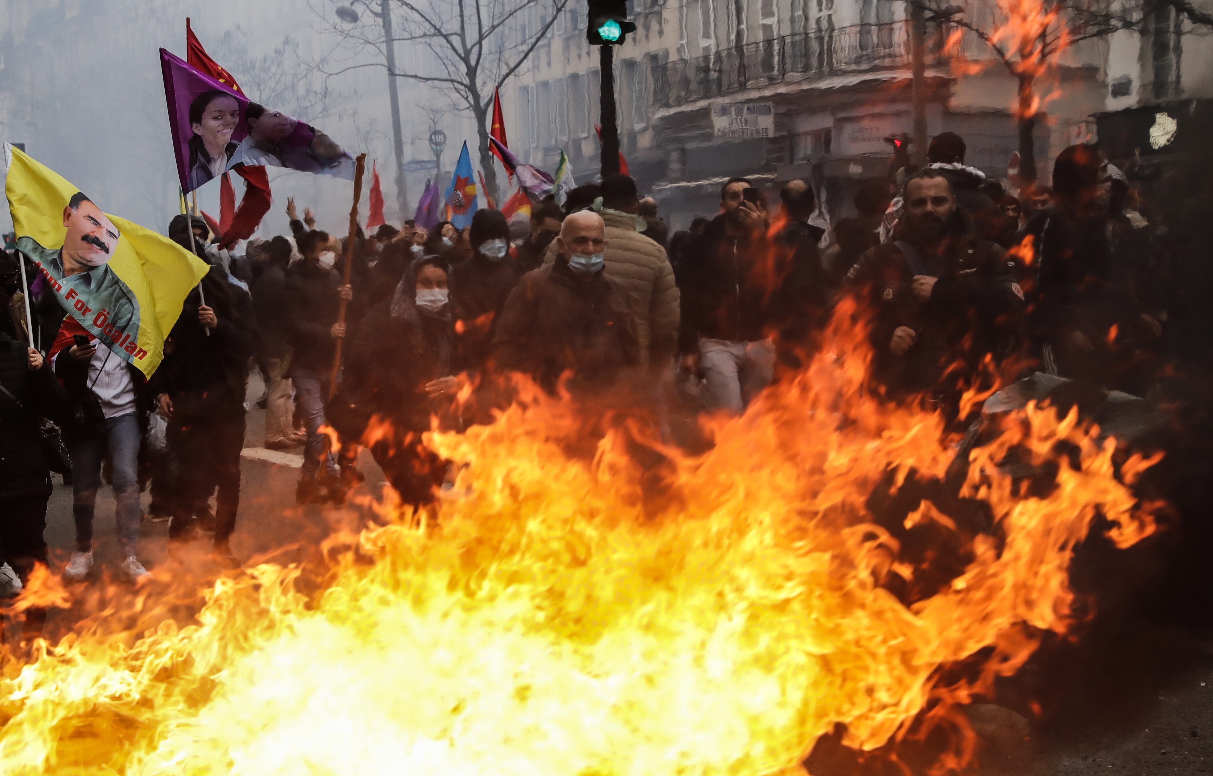 -FOTODELDÍA- PARÍS (FRANCIA), 24/12/2022.- La manifestación de militantes kurdos en París en homenaje a las tres víctimas de un tiroteo frente a un local cultural de esa comunidad en la capital francesa degeneró este sábado en disturbios y enfrentamientos con las fuerzas del orden, que contestaron con el lanzamiento de gases lacrimógenos. EFE/ Teresa Suarez
